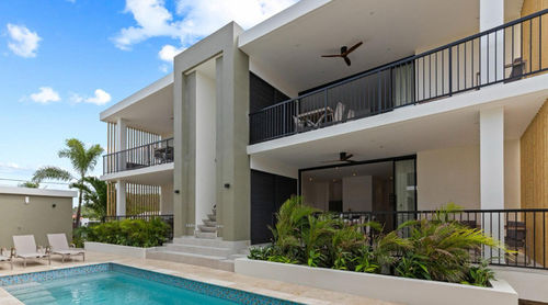 के बारे में नवीनतम कंपनी समाचार कैरेबियन विला परियोजनाः ठोस लकड़ी की छत के प्रशंसकों के साथ उष्णकटिबंधीय जीवन को बढ़ाना