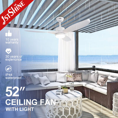 अच्छी कीमत 3 प्लास्टिक ब्लेड और सफेद एलईडी लाइट के साथ वाटरप्रूफ आउटडोर सीलिंग फैन ऑनलाइन